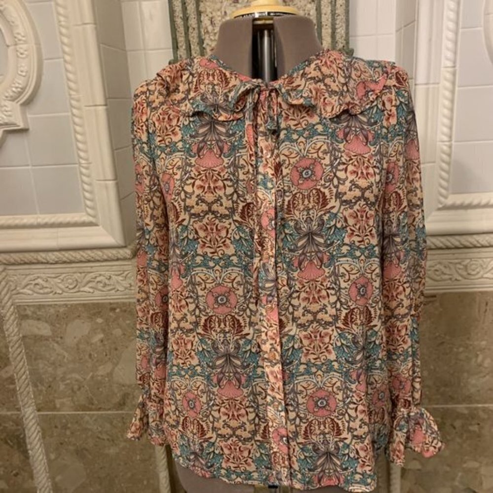 D Collection. Size Large. Chiffon Long Sleeve Button Up Blouse. B71.